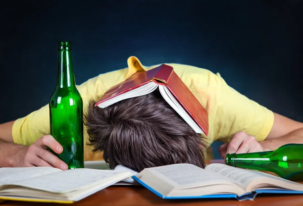 Student schläft mit einem Bier — Stockfoto
