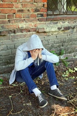 üzgün bir genç adam açık