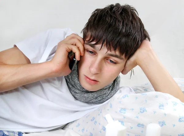 Jovem doente com o telefone — Fotografia de Stock