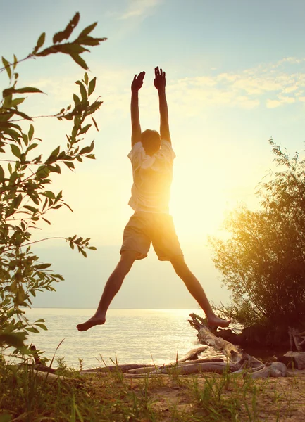 Hombre feliz en la naturaleza — Foto de Stock