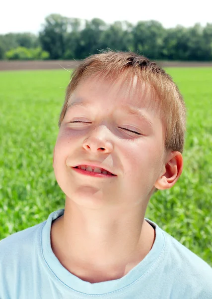 Kind auf dem Feld — Stockfoto