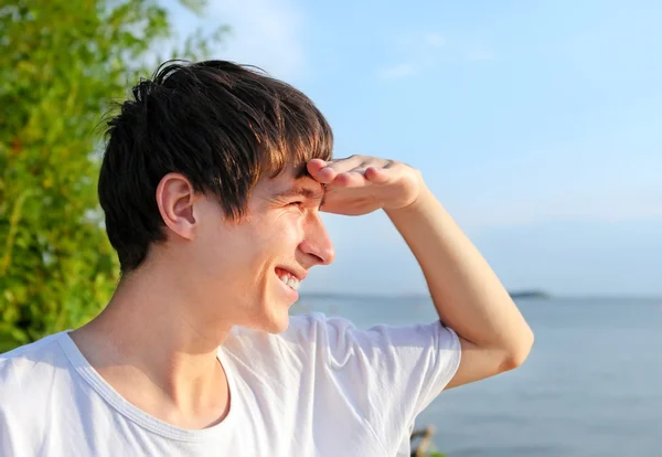 Jonge man aan zee — Stockfoto