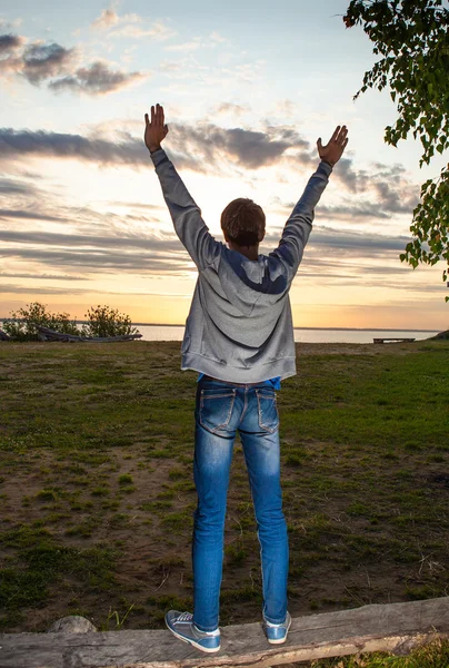 Hombre feliz en la naturaleza —  Fotos de Stock