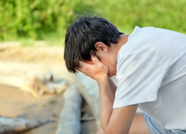 üzgün bir genç adam açık