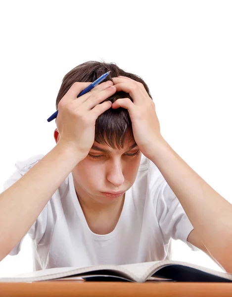 Unavený dospívající dělat domácí úkoly — Stock fotografie