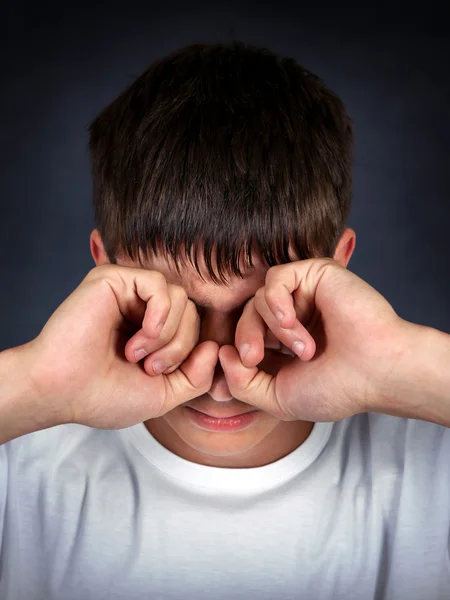 El hombre frota sus ojos —  Fotos de Stock