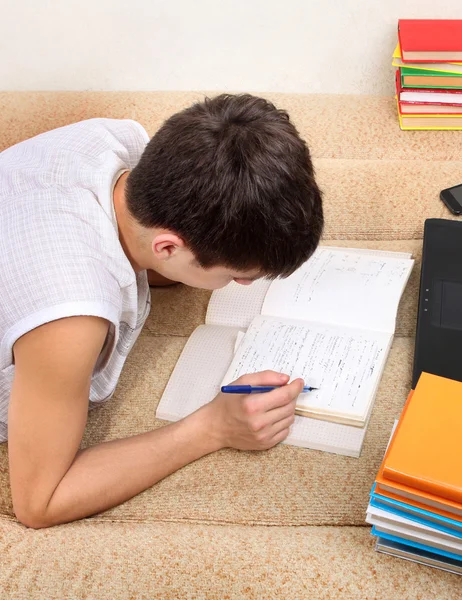 Teenager macht Hausaufgaben — Stockfoto