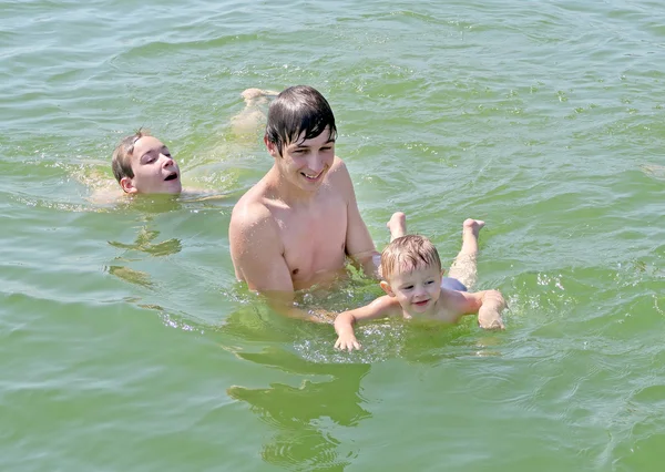 Chicos felices bañándose — Foto de Stock