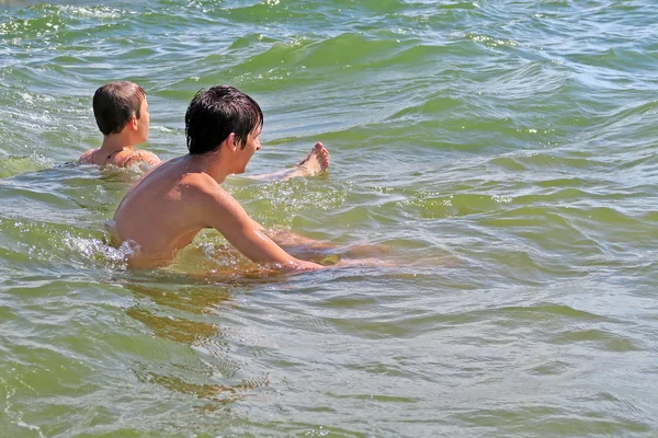 Meninos tomando banho no mar — Fotografia de Stock