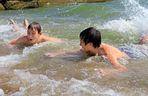 Garçons se baignant dans la mer — Photo