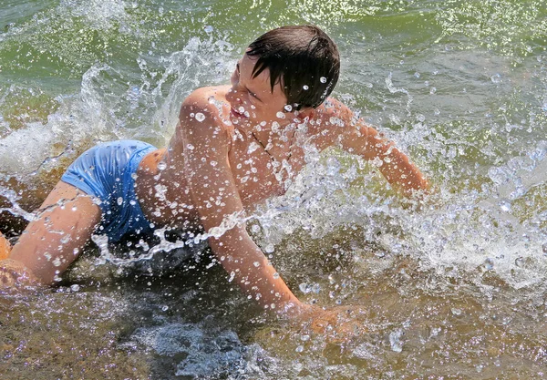 Bagno adolescente nel mare — Foto Stock