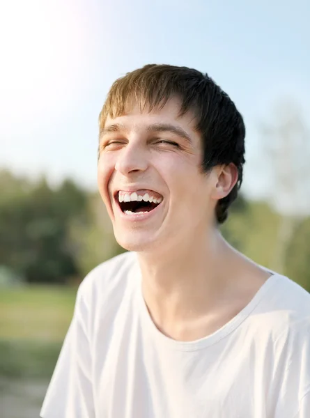 Junger Mann lacht — Stockfoto