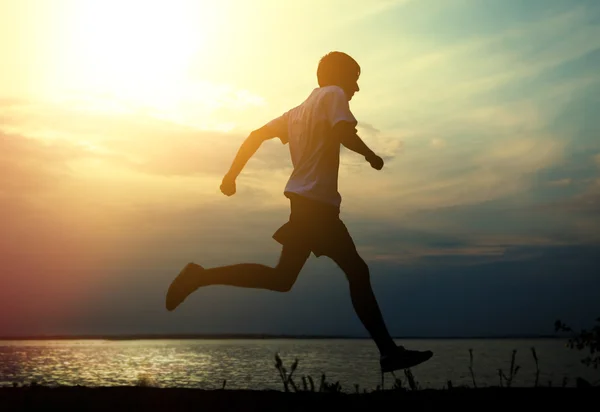 Man loopt bij zonsondergang — Stockfoto