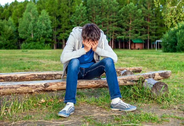 Triste adolescente al aire libre —  Fotos de Stock