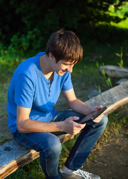 Joven con la tableta — Foto de Stock