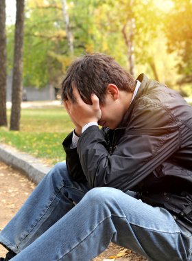 üzgün bir genç adam açık