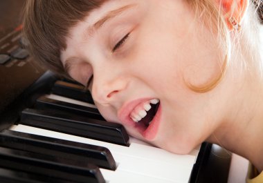 Piyano ile küçük kız