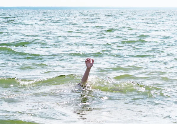 Mano en el agua — Foto de Stock