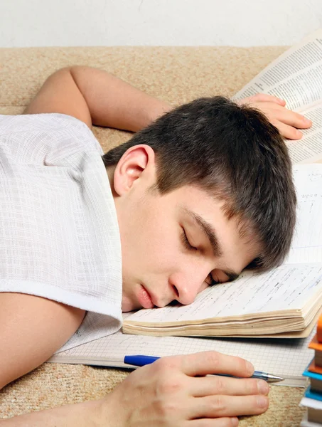 Adolescente dormir sobre os livros — Fotografia de Stock