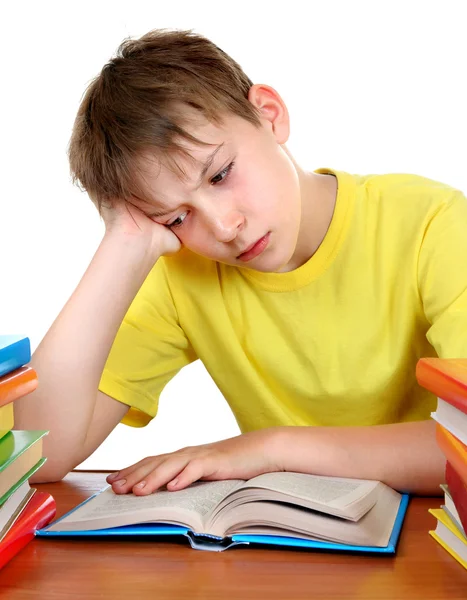 Bir kitapla üzgün okul çocuğu — Stok fotoğraf