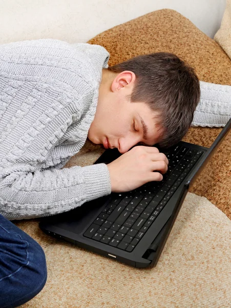 Adolescente dormir en el ordenador portátil — Foto de Stock