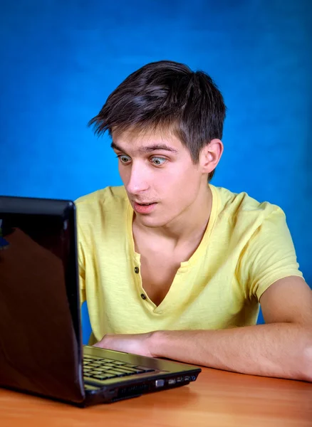 Jonge man met laptop — Stockfoto