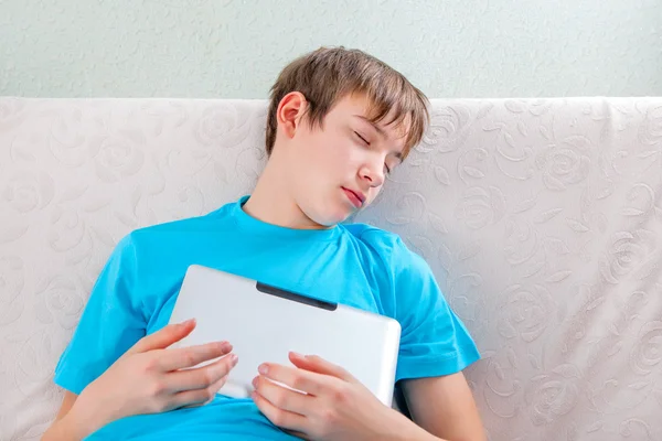 Adolescente dormir com tablet — Fotografia de Stock