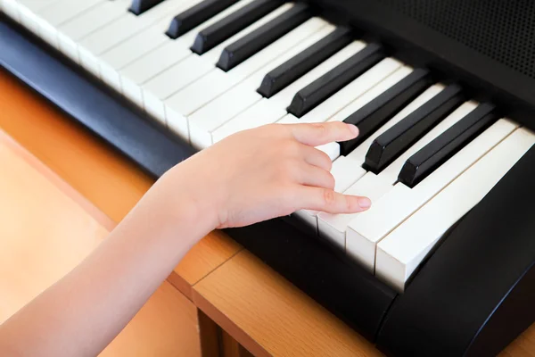 Hand auf der Tastatur — Stockfoto