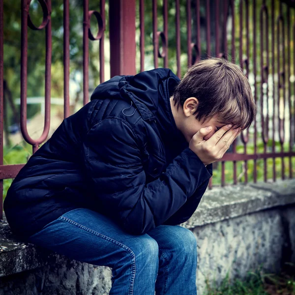 Adolescente triste ao ar livre — Fotografia de Stock