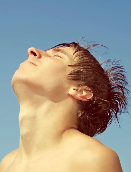 Hombre joven relajarse al aire libre —  Fotos de Stock