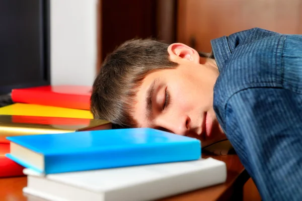 Adolescent dormir avec un Livres — Photo