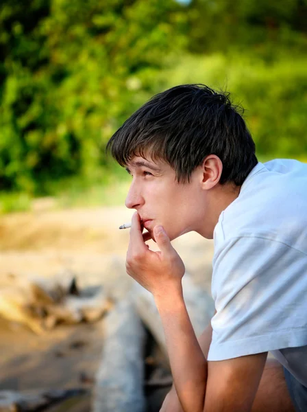 담배를 피우는 청년 — 스톡 사진
