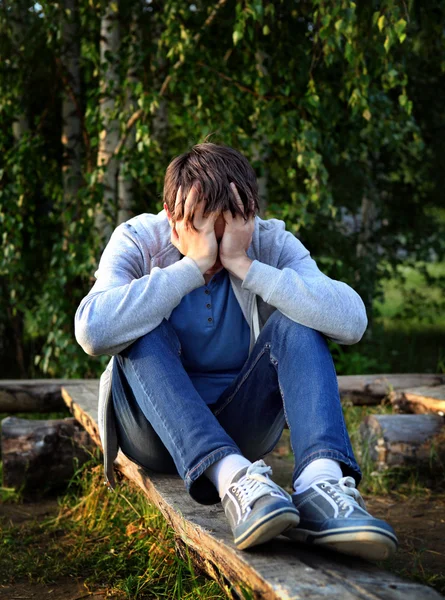 Triest jonge man buiten — Stockfoto