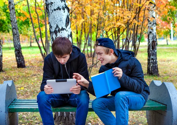 Meninos com Tablet e um Livro — Fotografia de Stock