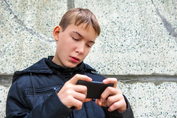 Teenager mobilní telefon — Stock fotografie