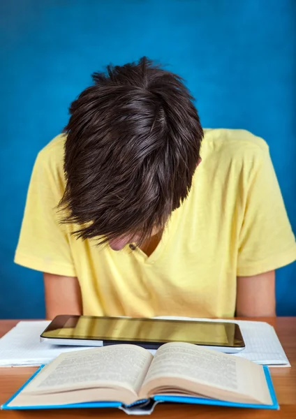 Студент с планшетного компьютера — стоковое фото