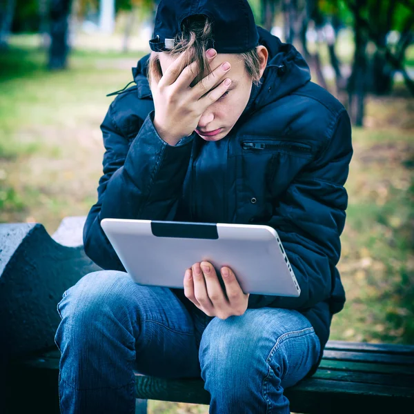 Triest tiener met Tablet PC — Stockfoto