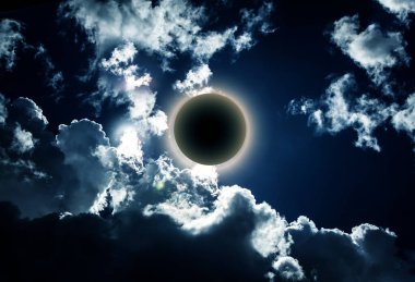 Soyut Kara Fırtına Bulutları 'nda Güneş tutulması