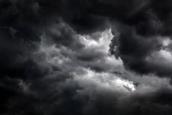 暗く劇的な嵐の雲の領域の背景 — ストック写真