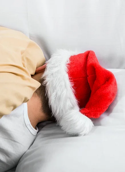 Vista Trasera Hombre Santa Sombrero Dormir Cama — Foto de Stock