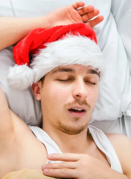 Hombre Santa Sombrero Durmiendo Cama Primer Plano —  Fotos de Stock