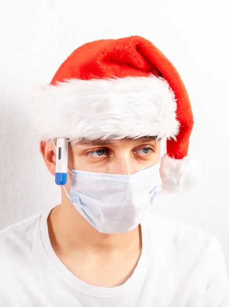 Hombre Joven Con Sombrero Santa Máscara Gripe Fondo Pared Blanca — Foto de Stock