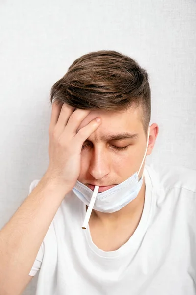 Droevige Jongeman Een Griepmasker Met Een Sigaret Achtergrond Van Witte — Stockfoto