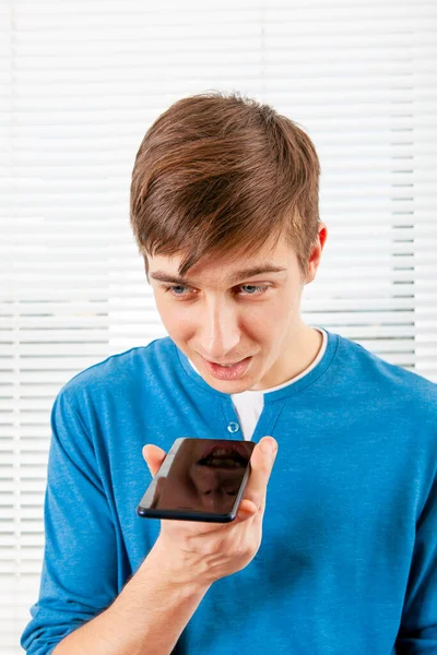 Junger Mann Mit Handy Auf Dem Jalousie Hintergrund Einem Raum — Stockfoto