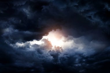 Karanlık ve Dramatik Fırtına Bulutlarında Işık
