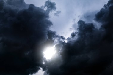 Karanlık ve Dramatik Fırtına Bulutlarında Işık