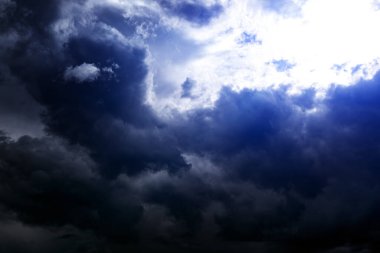 Karanlık ve Dramatik Fırtına Bulutlarında Işık