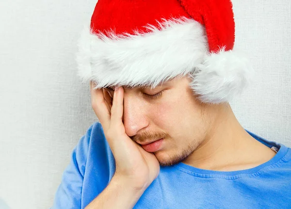 Smutný Mladý Muž Santa Klobouku Zdi Místnosti — Stock fotografie
