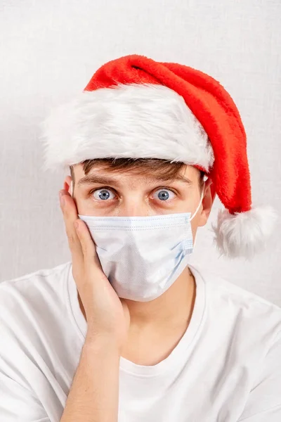 Joven Sorprendido Santa Sombrero Máscara Gripe Fondo Pared Blanca — Foto de Stock