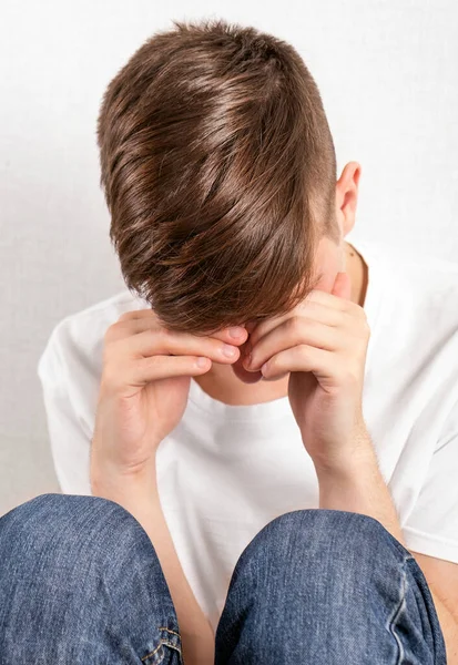 Triste Joven Está Llorando Por Pared Primer Plano Habitación — Foto de Stock